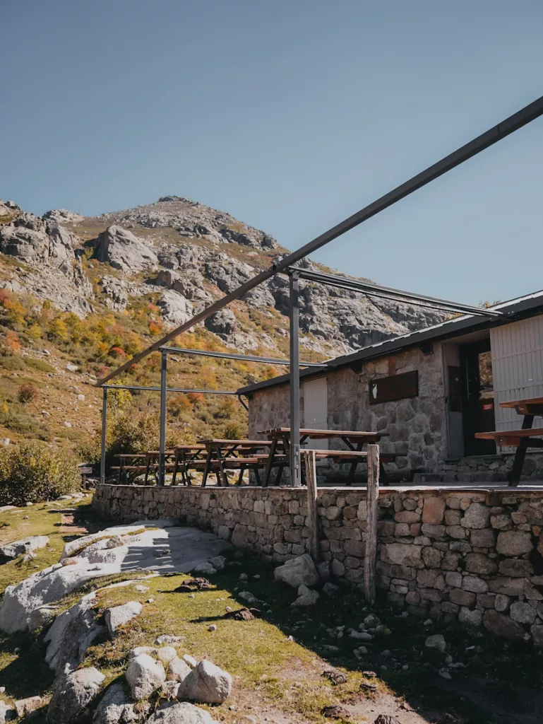 Le refuge de Manganu, perché sur le GR20, incarne l’esprit du trek en Corse : authenticité, nature et montagne à perte de vue.