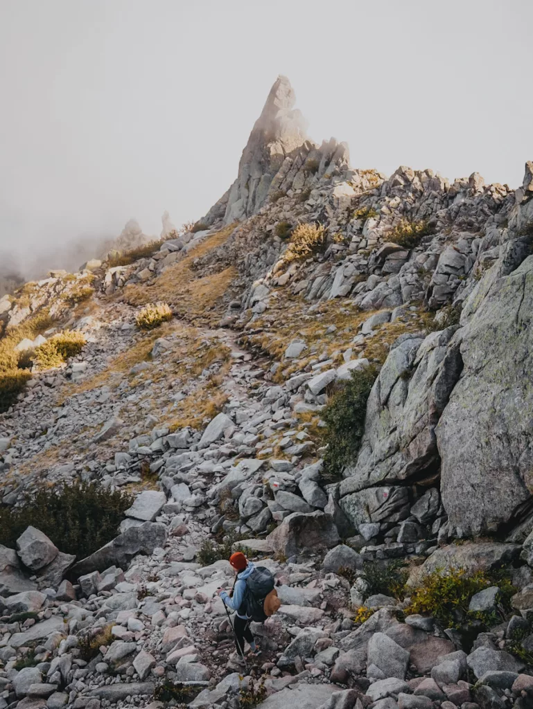 Randonneuse sur le GR20 au niveau de la brêche du Capitello entre le refuge de Manganu et le refuge de Pietra Piana.