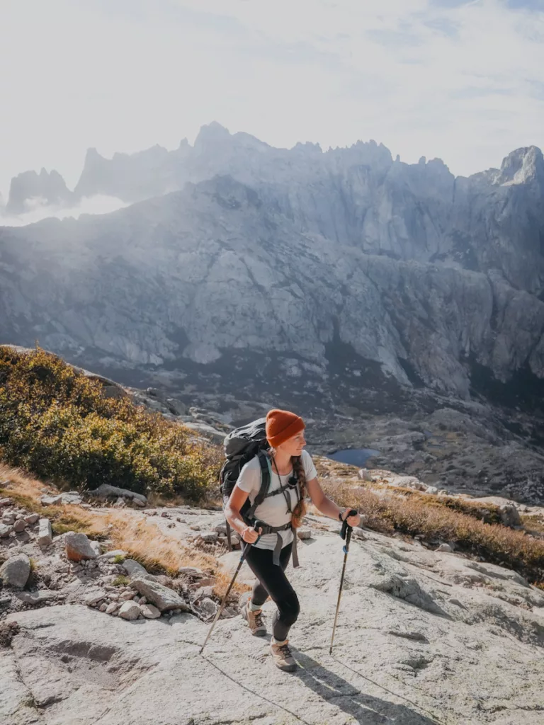 Randonneuse au dessus des lacs de Melu et Capitellu.