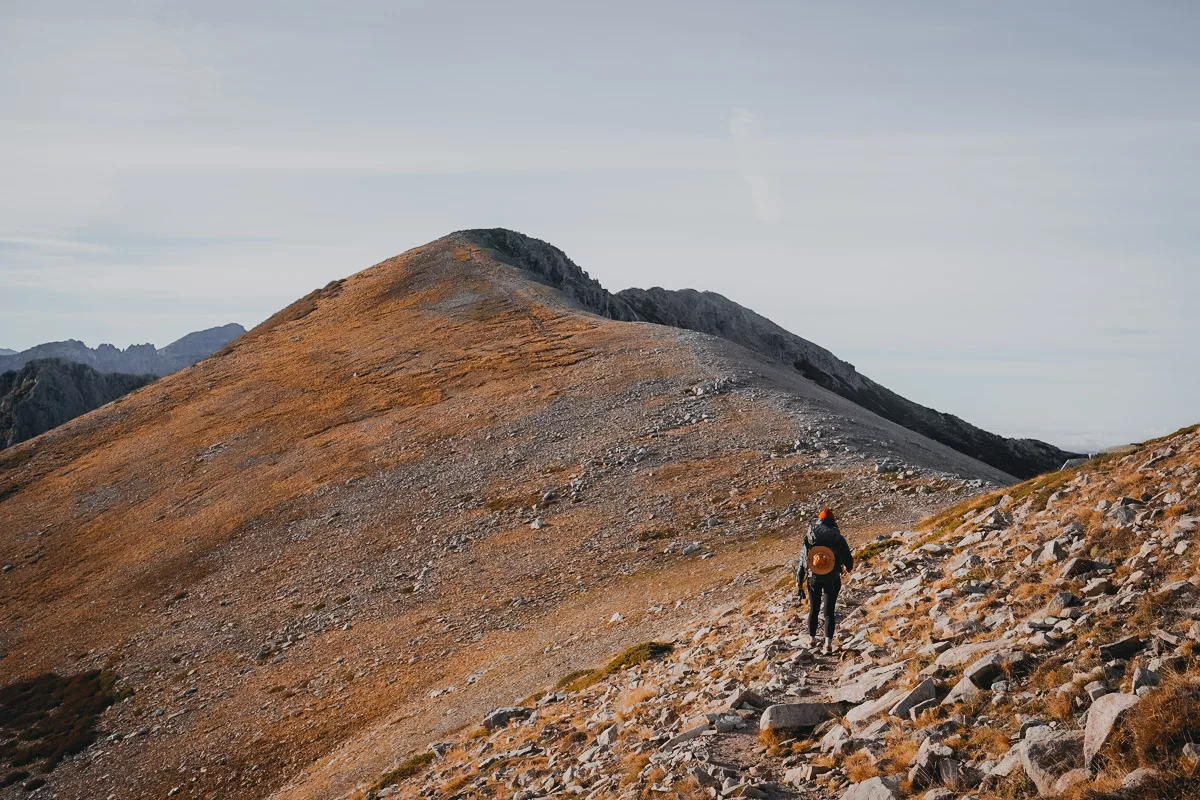 Variante alpine entre le refuge de Pietra Piana et le refuge de l'Onda sur le GR20 en Corse en automne.