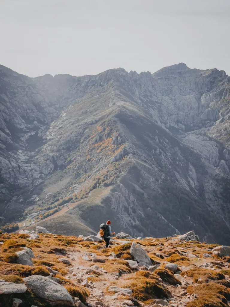 Randonneuse sur le GR20 entre le refuge de Pietra Piana et le refuge de l'Onda par la variante alpine en automne.