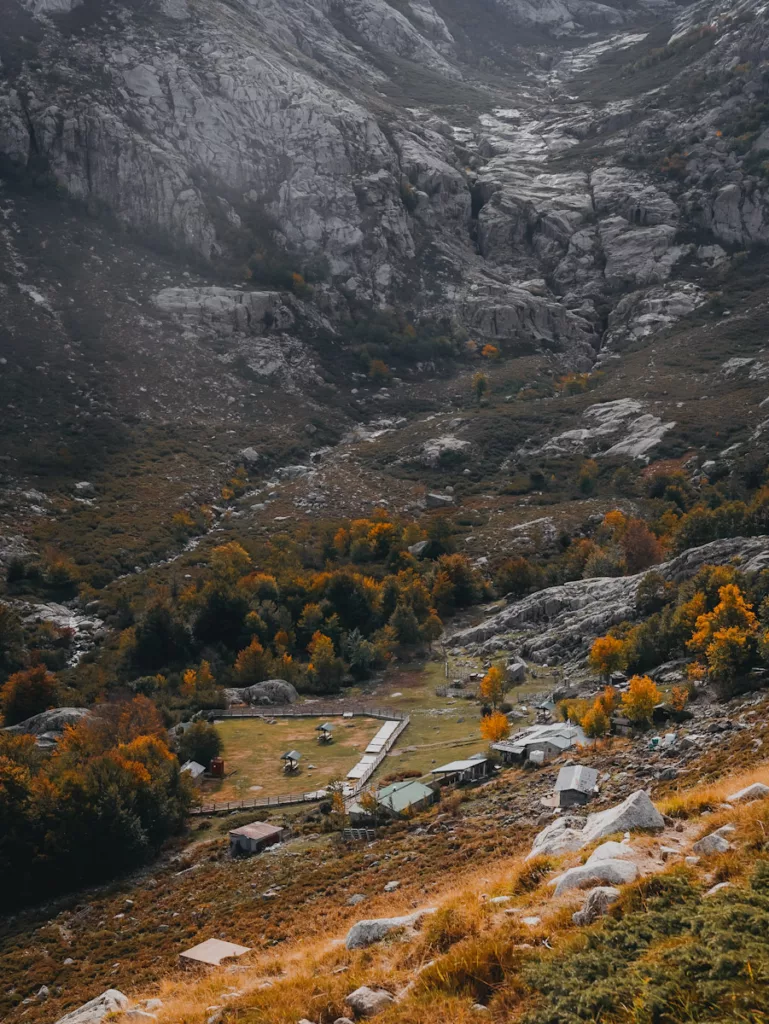 Refuge de l'Onda en automne sur le GR20 en Corse, vue depuis la crête.