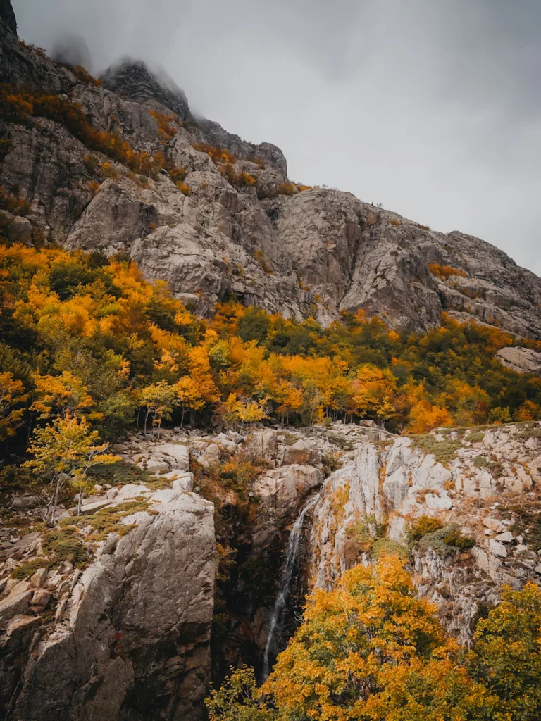 Cascade dans la forêt de Vizzavona en Corse en automne.