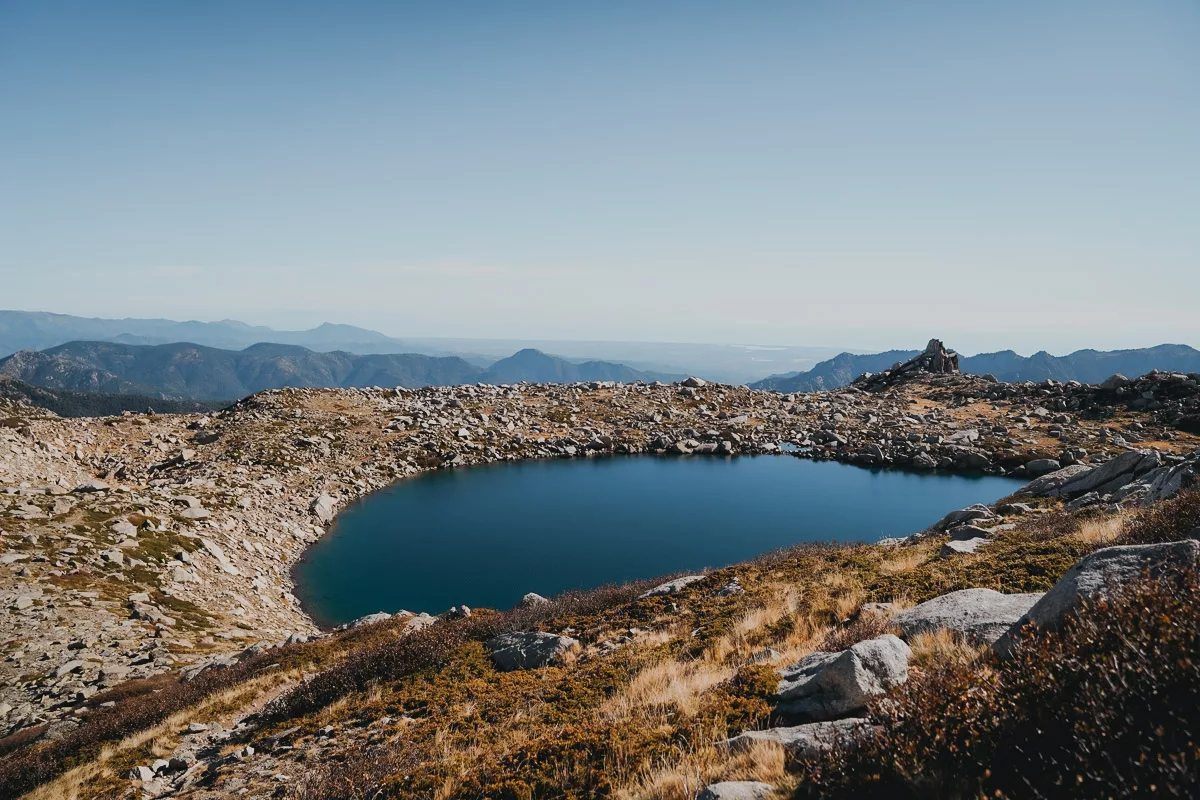Lac de Bastani sur la partie sud du GR20 en Corse en automne, comment se rendre en Corse pour faire le GR20 ?