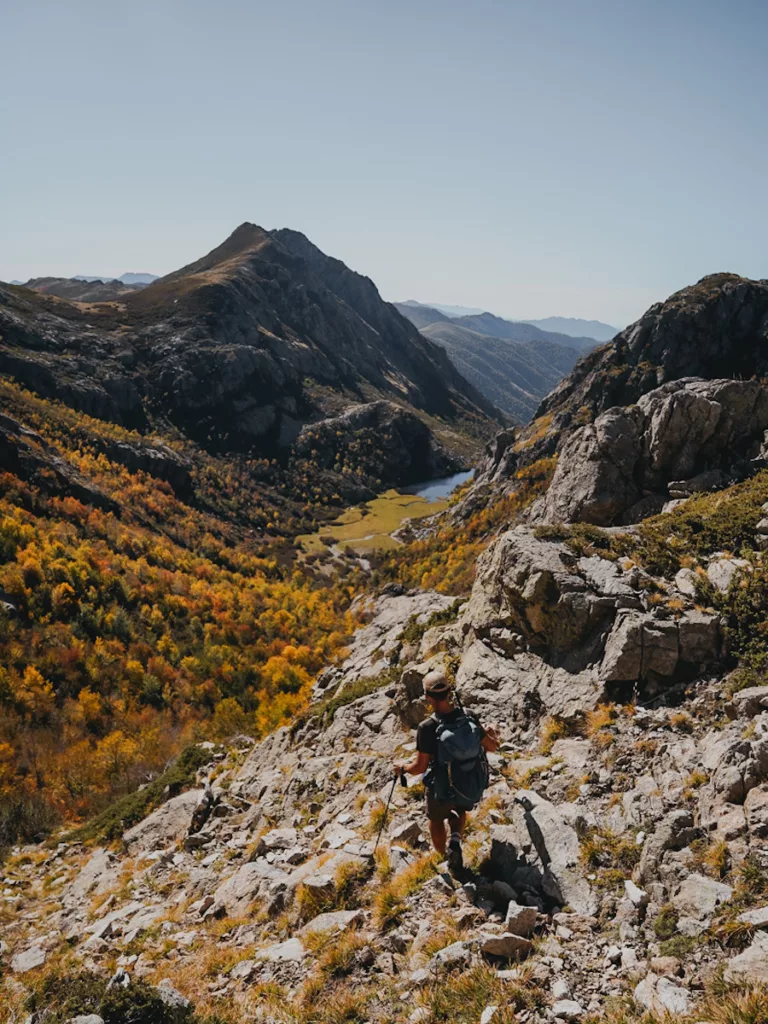 Randonneur en direction du lac de Vitalica en Corse, lac secret en Corse du Sud.