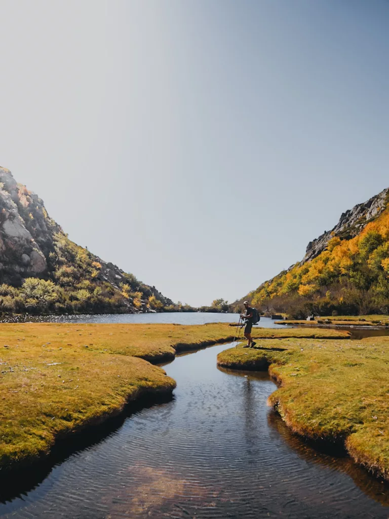 Randonneur devant les pozzi du lac de  Vitalaca, lac secret de Corse.