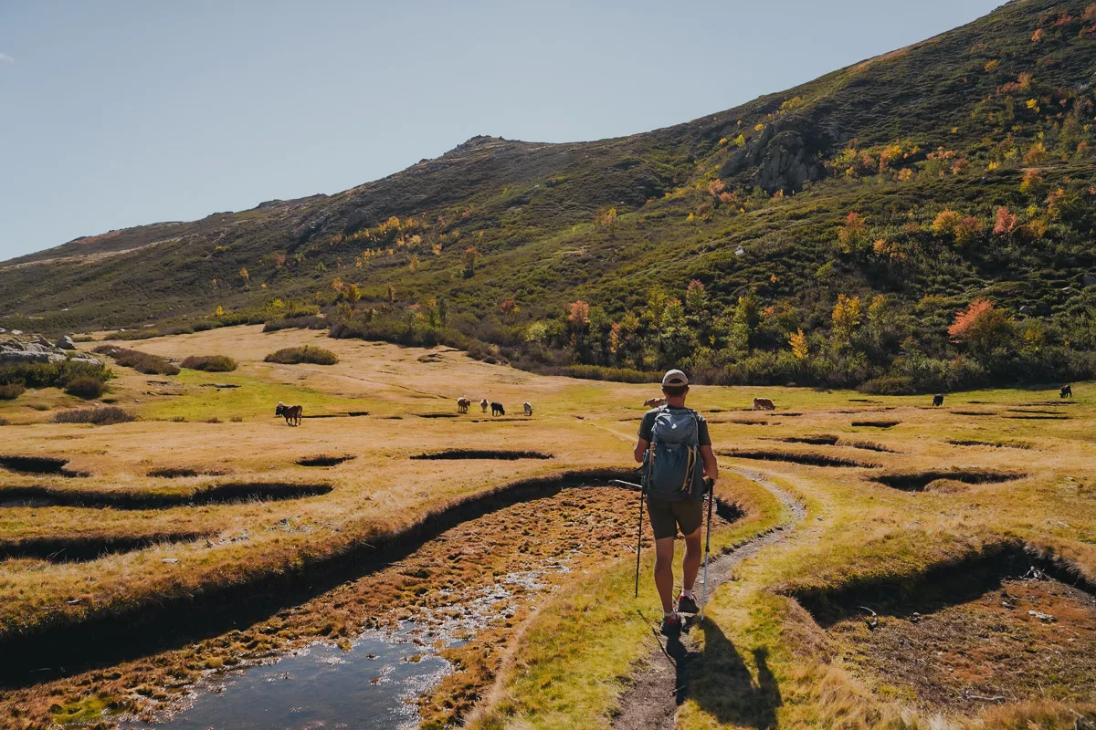 Randonneur qui marche sur un sentier proche des Pozzi du val d'Ese.