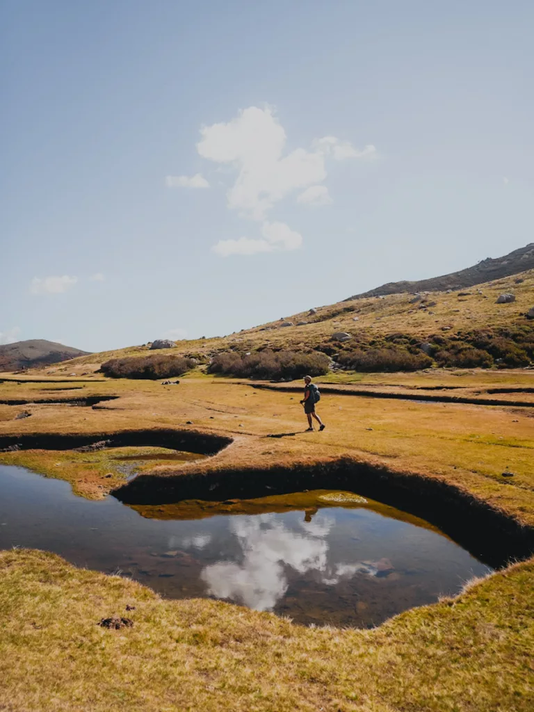 Randonneur marchant dans les Pozzi du Val d'Ese, paysages remarquables de Corse.