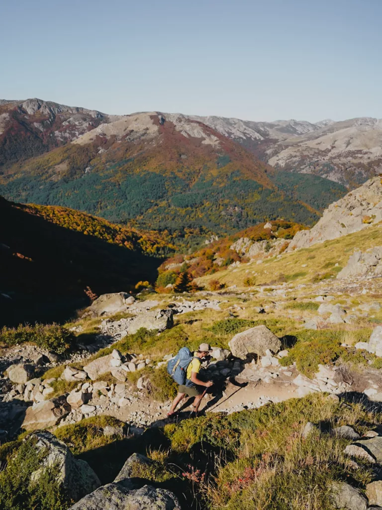 Randonneur sur le GR20 partie sud en Corse en direction de Bocca d'Oru avant le refuge de Prati.