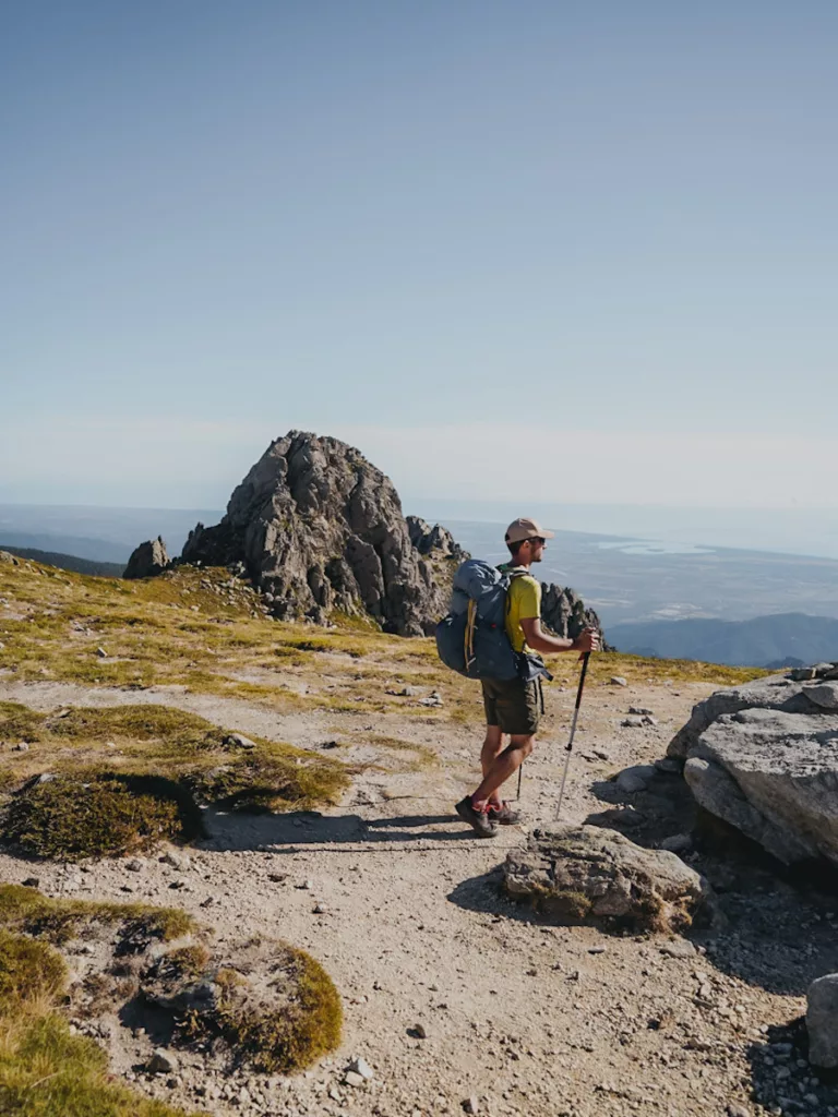 Randonneur au Bocca d'Uru, vue sur la mer et la plaine orirntale en Corse.
