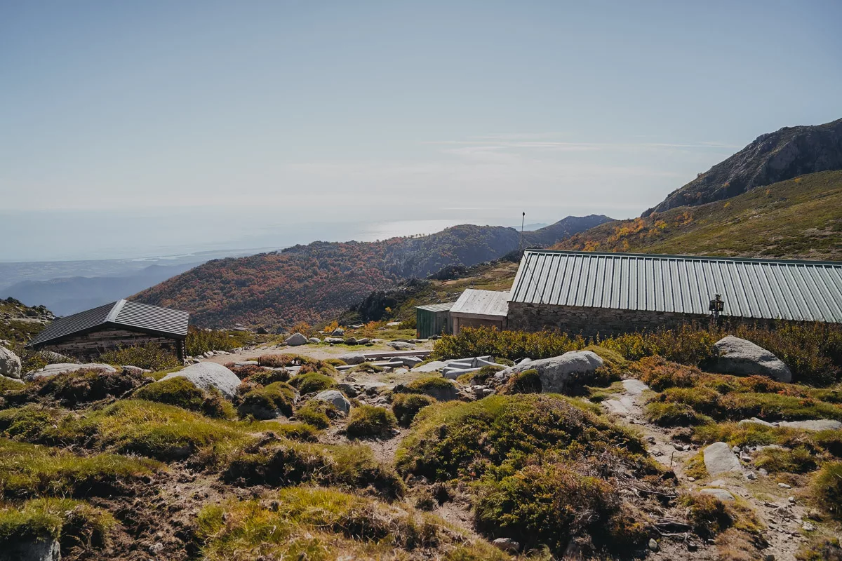 Refuge de Prati sur la partie sud du GR20 en Corse, exterieur du refuge.