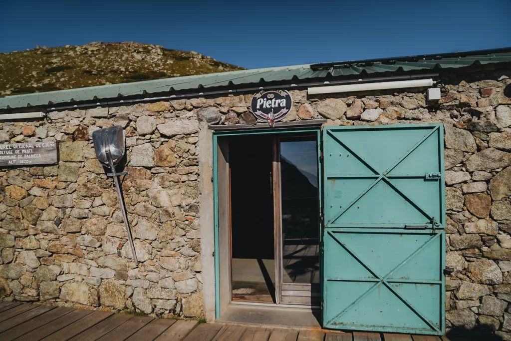 Refuge de Prati sur la partie sud du GR20 en Corse, entrée du refuge.