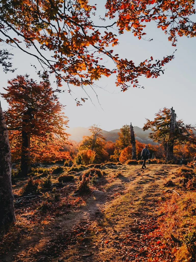 Randonneur en Corse sur le GR20 en automne.