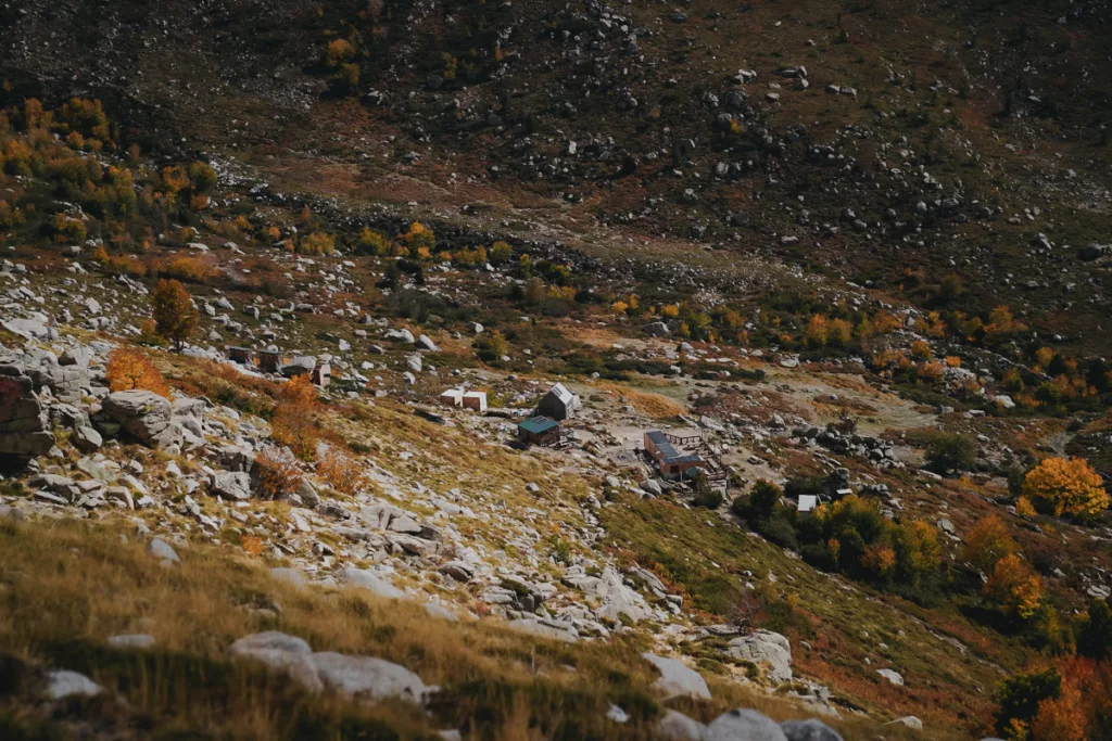 Refuge d'Asinau en période non gardée, refuge qui à brulé, maintenant, il y a simplement un algeco. Partie sud du GR20 en Corse.