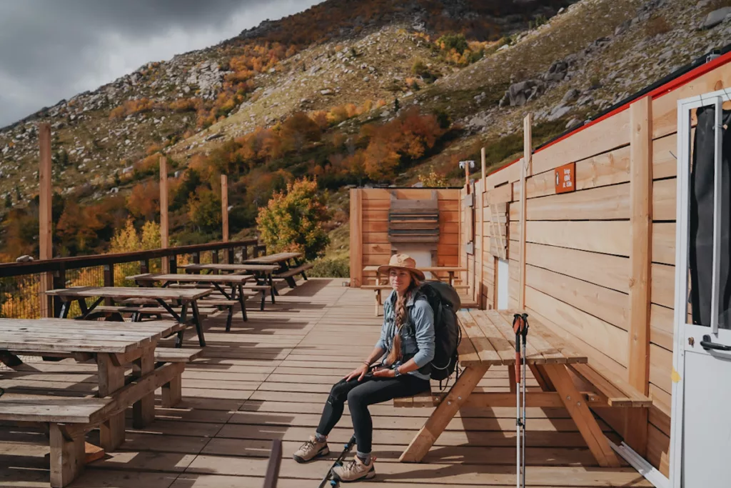 Terrasse du refuge d'Asinau dans la partie d=sud du GR20 en Corse.