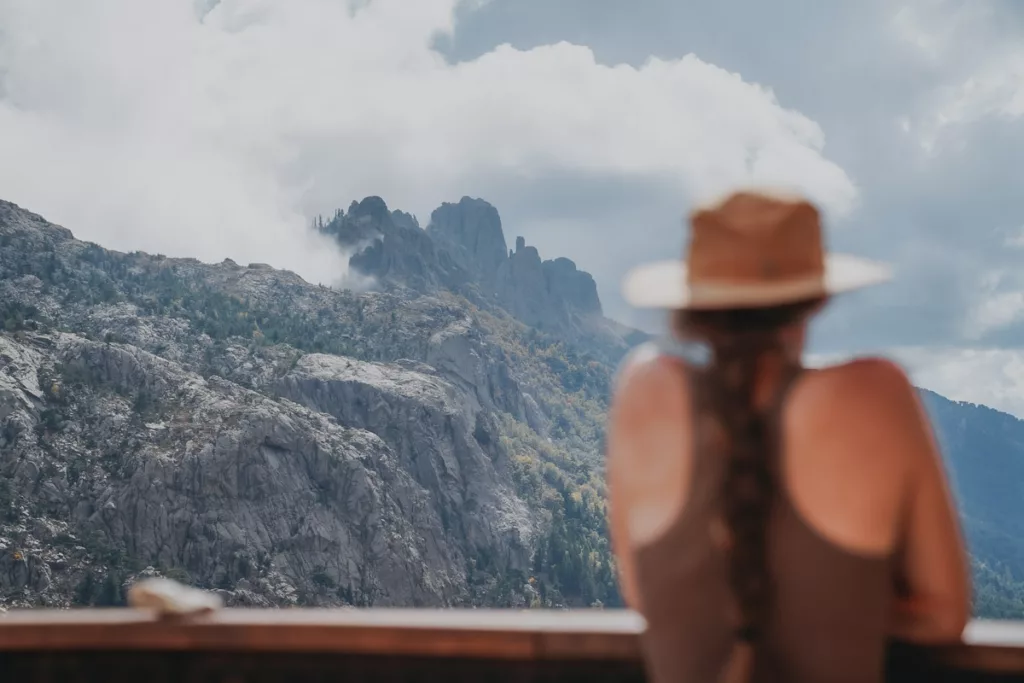 Silhouette de randonneuse face aux aiguilles de Bavella sur le GR20 depuis le refuge d'Asinau.