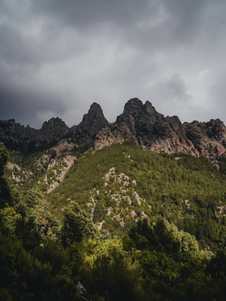 Aiguilles de Bavella vues depuis le GR20.