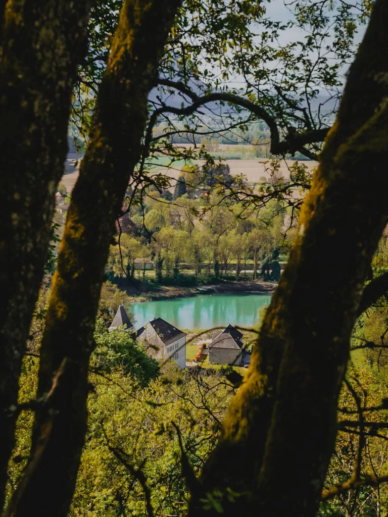 Gorges de la Balme ou défilé de Pierre Châtel, randonnée dans l'Ain au printemps dans le Bugey.