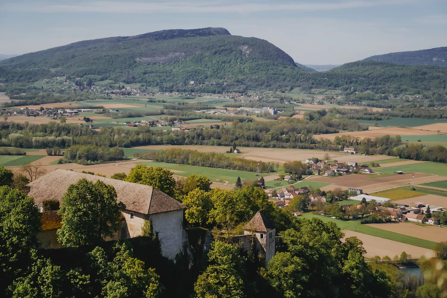 Vue sur la chartreuse de Pierre Châtel dans l'Ain, randonnée au départ de Virignin dans le Bugey, proche Savoie.