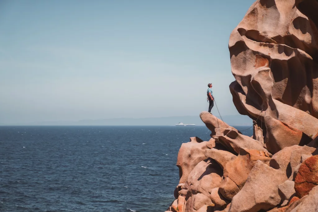 Grimpeur sur les falaises de Sardaigne en Italie.