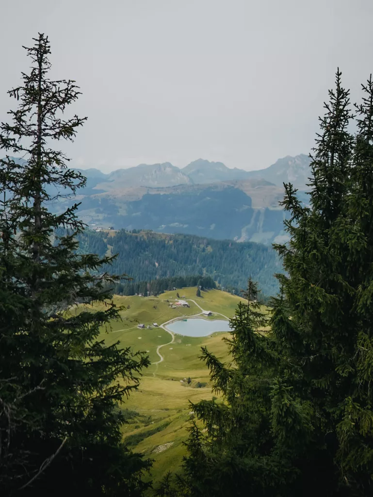 Vue sur le lac du Nyon dans la station de Morzine lors d'une randonnée en été.