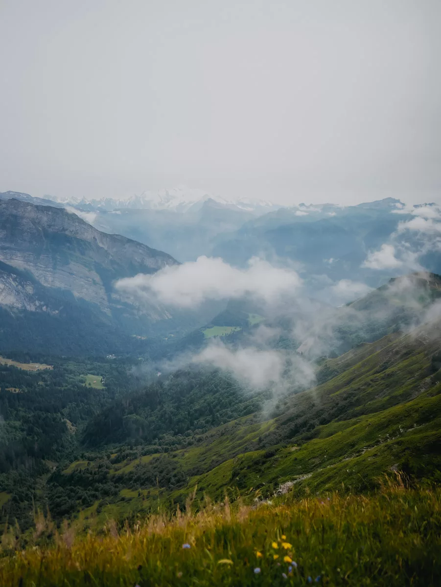 Randonnée au col de Joux Plane à Samoëns Haute-Savoie, vue sur les montagnes.