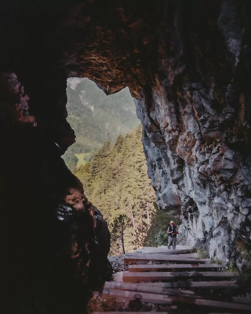 Montée sur le chemin taillé dans le roche du Pas du Roc proche du plateau des Glières en Haute-Savoie.