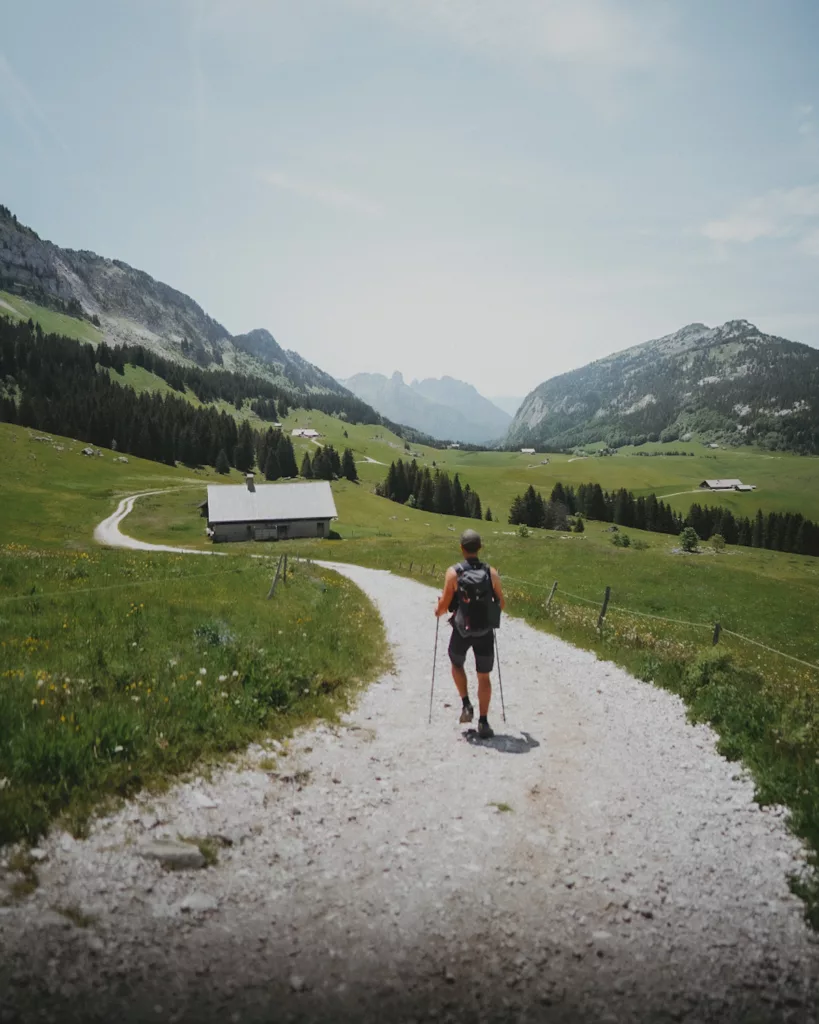 Randonneur sur les chemins du plateau des Glières proche d'Annecy dans le massif des Bornes en Haute-Savoie.