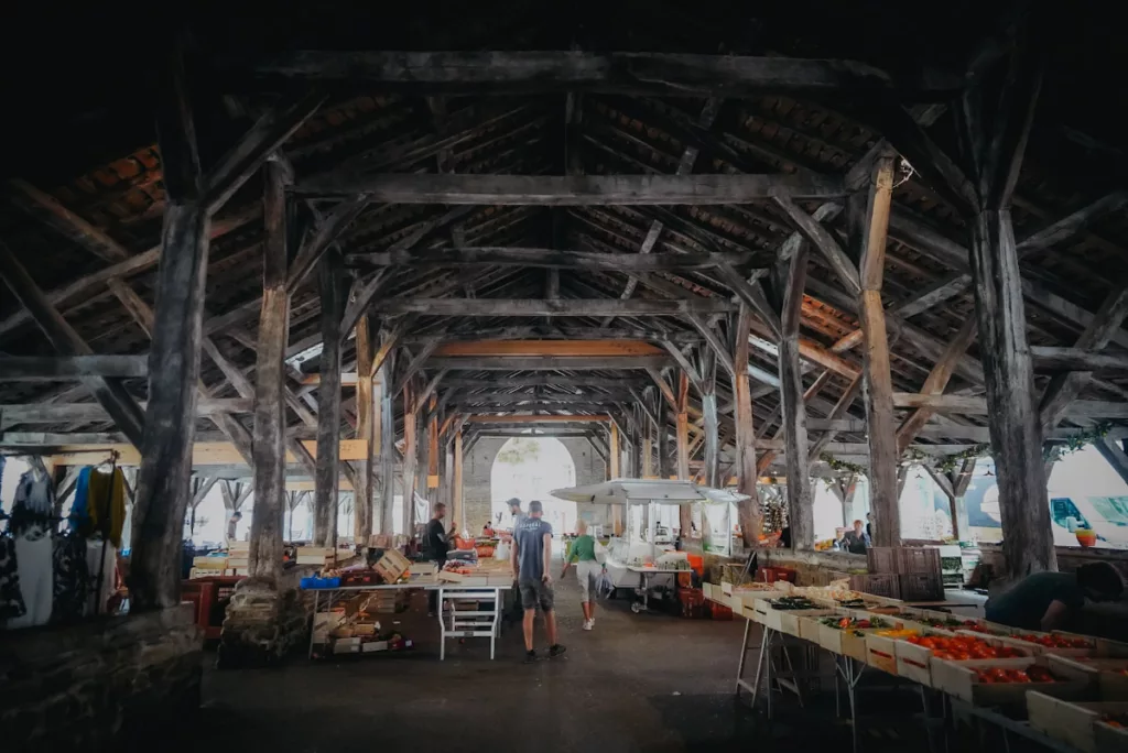 Crémieu, citée médiévale en Isère. La Halle médiévale.
