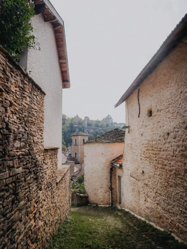 Crémieu, citée médiévale en Isère. Ruelle médiévale et vue sur la tour de l'Horloge.