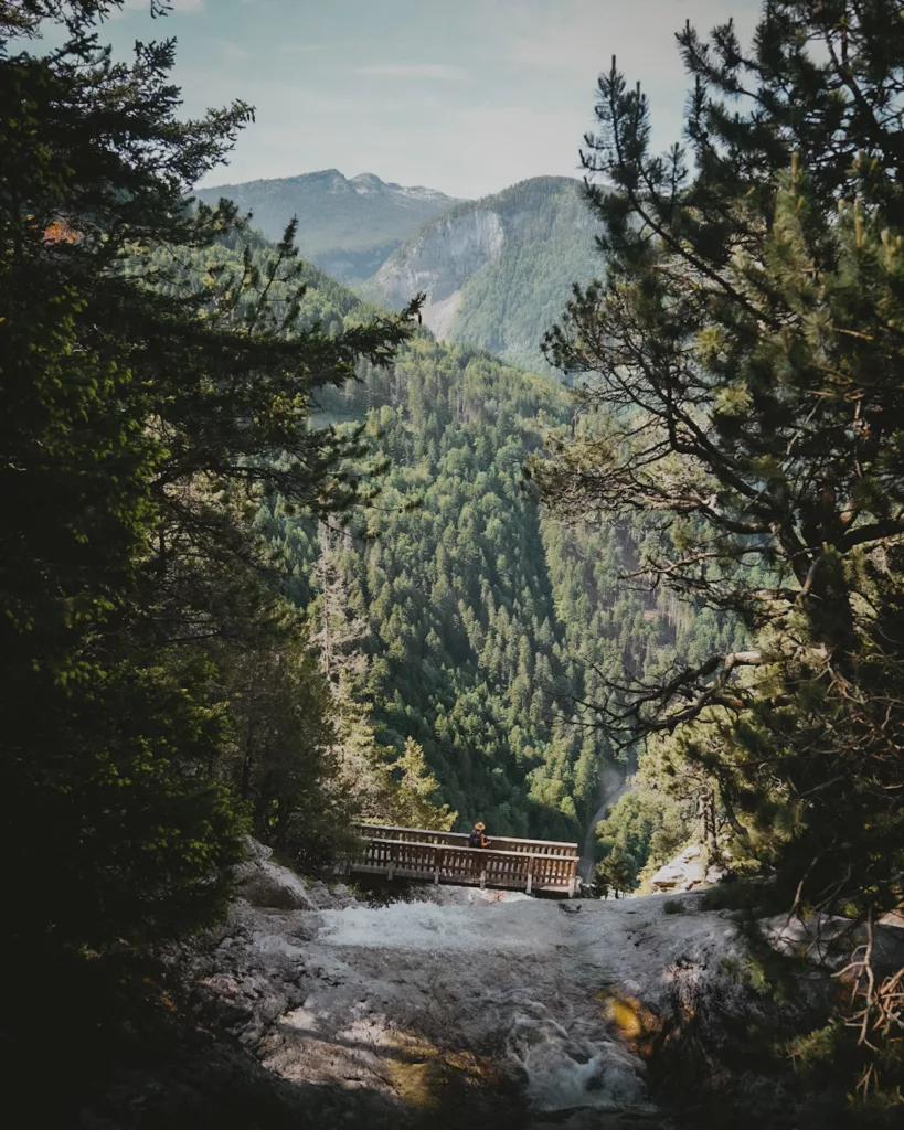 Randonneuse sur le pont du Pas du Roc au-dessus de la cascade, massif des Bornes proche d'Annecy.