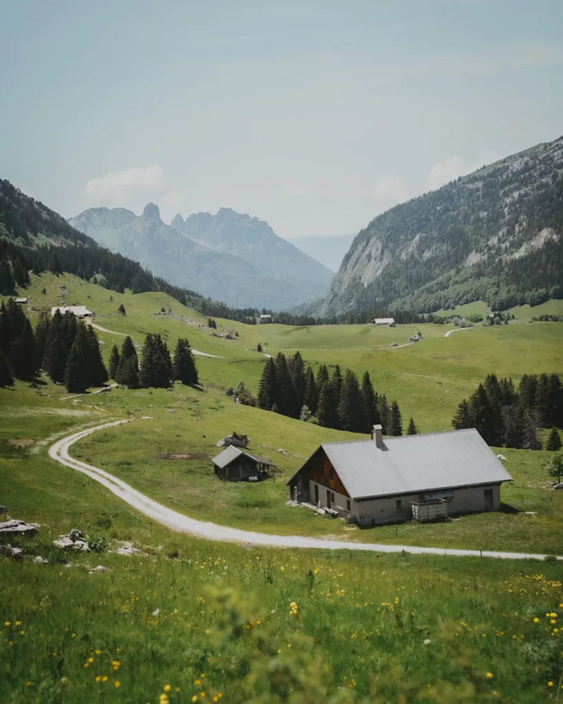 Chalet d'alpage sur le plateau des Glières, massif des Bornes.