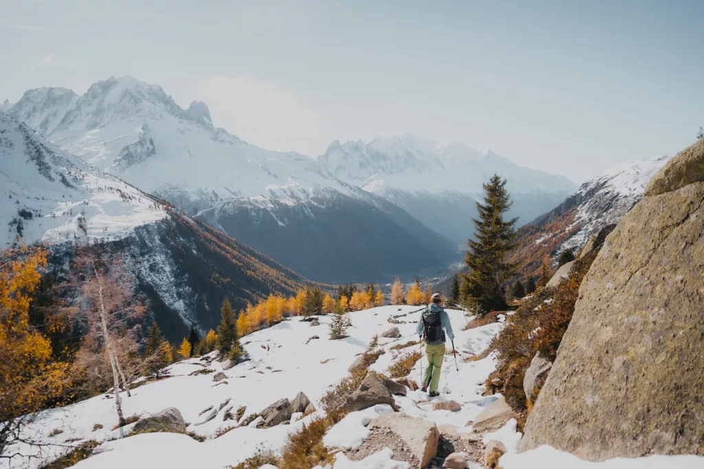 Randonneur dans la neige en automne lors d'une randonnée à Chamonix à l'Aiguillette des Posettes.