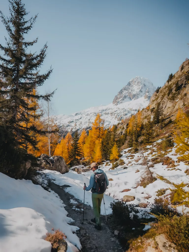 Randonneur faisant une randonnée dans la neige en automne du côté de Chamonix (Montroc, Aiguillette des Posettes)