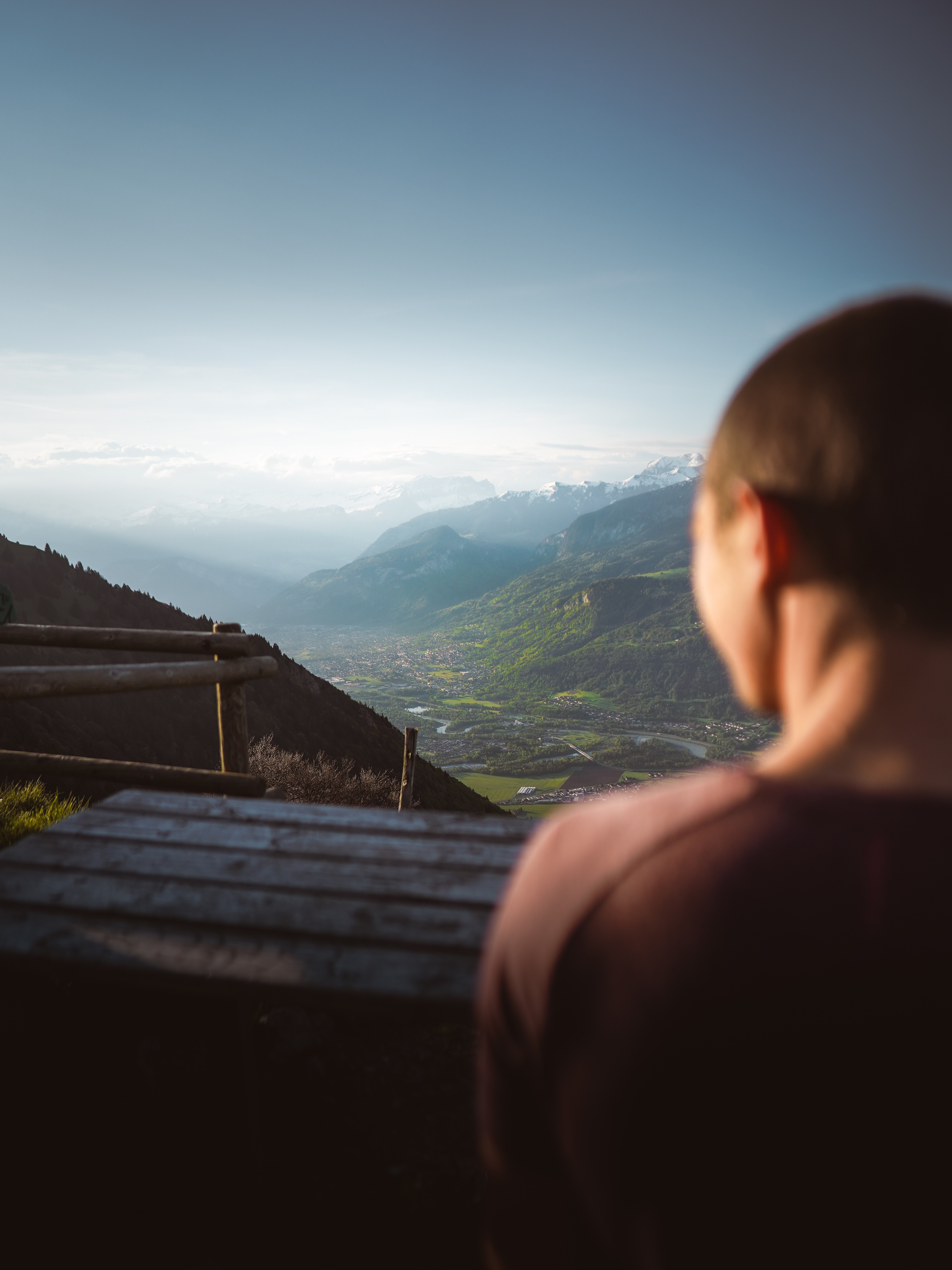 Randonneur assis à une table de pique-nique admirant la vue sur la vallée de l'Arve.