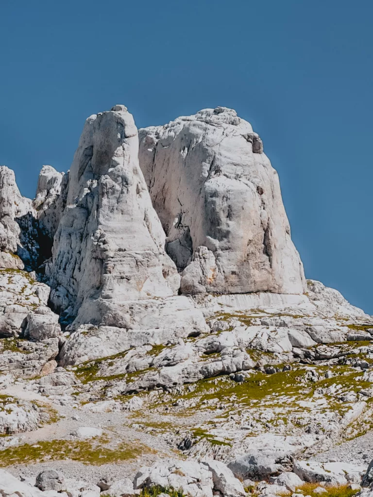 Les arêtes du Gerbier et les rochers du Ranc des Agnelons dans le Vercors, falaise calcaire proche de Villard de Lans.