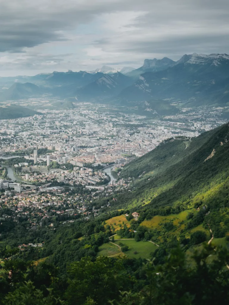 Grenoble vue depuis les crêtes du Mont Saint-Eynard, randonnée accessible en transports en commun depuis Grenoble.