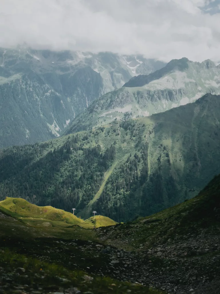 Massif de Belledonne depuis la station de ski de Prapoutel, les  Laux en été.