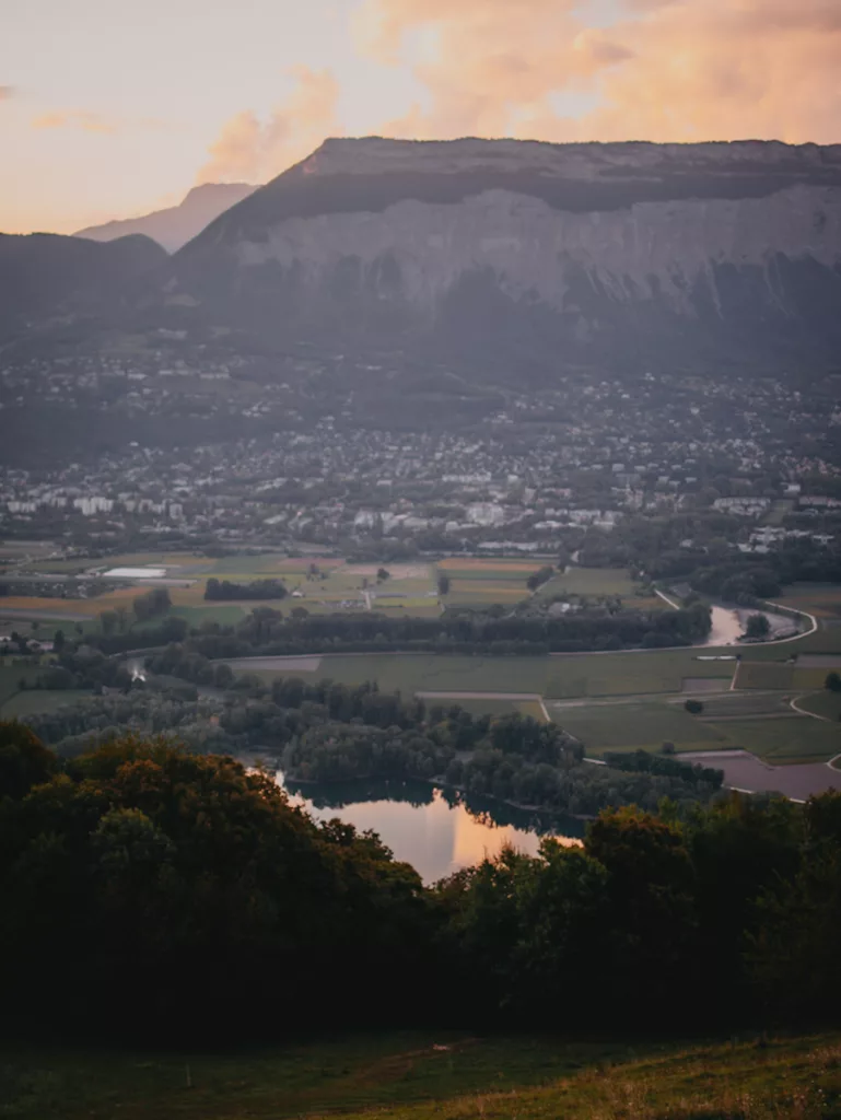La vallée de l'Isère et de Grenoble vue depuis le chêne de Venon au coucher de soleil, idée de balade et randonnée proche de Grenoble accessibles en transports en commun bus.