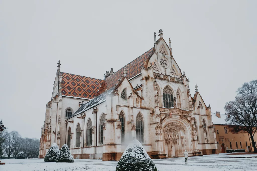 Monastère Royal de Brou à Bourg e Bresse sous la neige en hiver dans l'Ain.