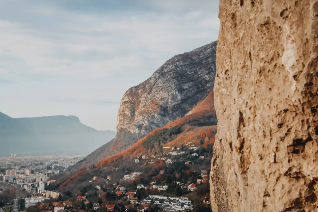 Vue sur Grenoble en automne en Isère depuis la via ferrata de Grenoble.