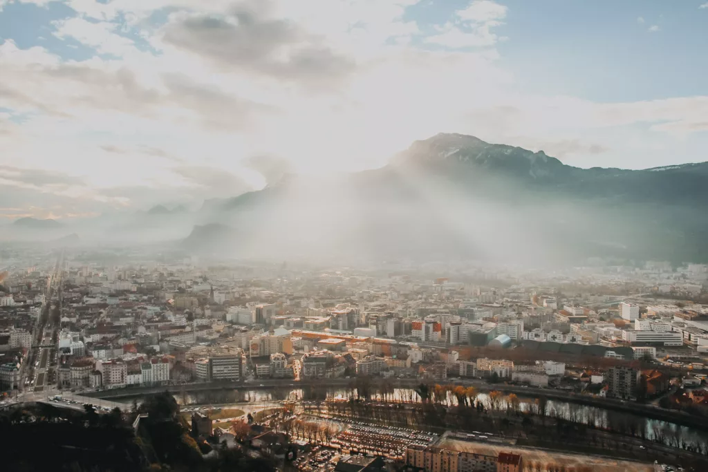 Vue sur Grenoble au coucher du soleil en Isère en hiver depuis la via ferrata de Grenoble.