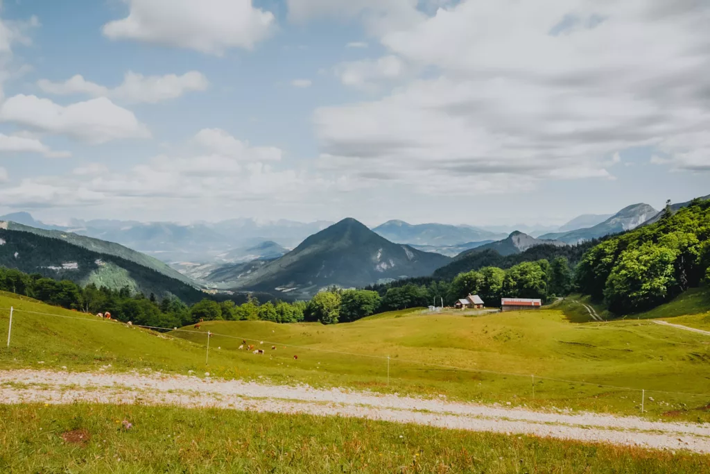 Vue depuis le Col de la Croix situé au fond du vallon de la Jarjatte (Drôme), dans le massif du Dévoluy.