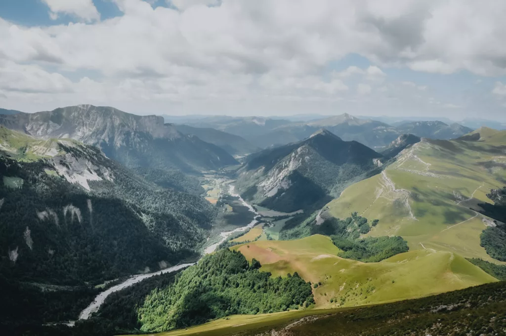 Vue sur la vallée de la Jarjatte dans le massif du Devoluy (Drôme).