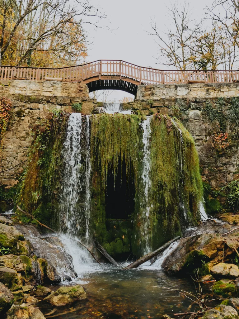 Lac bleu à Ambérieu en bugey, passerelle au dessus de la cascade du lac bleu