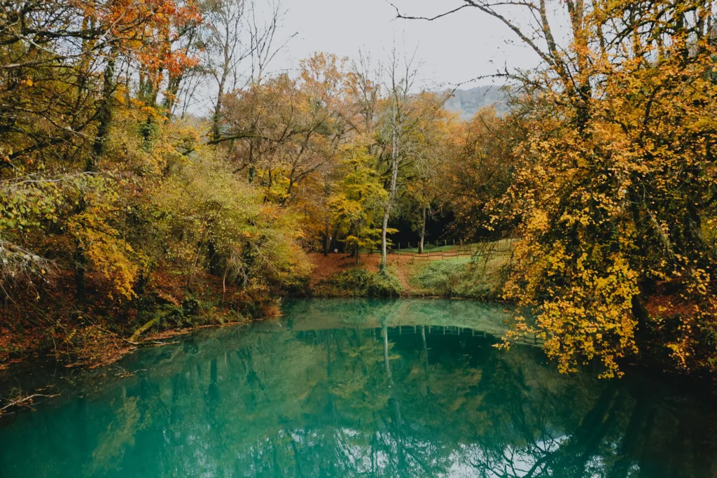 Lac bleu à Ambérieu en bugey, une randonnée facile en automne.