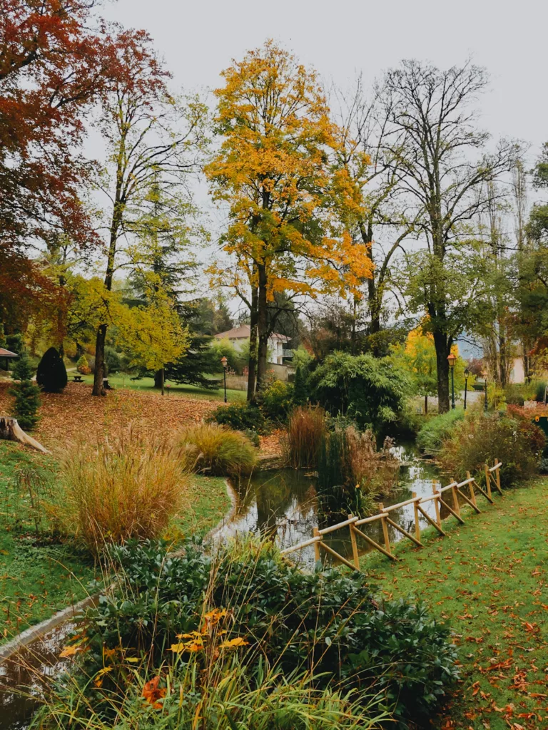 Lac bleu à Ambérieu en bugey, jardin à l'anglaise dans le parc du château des échelles