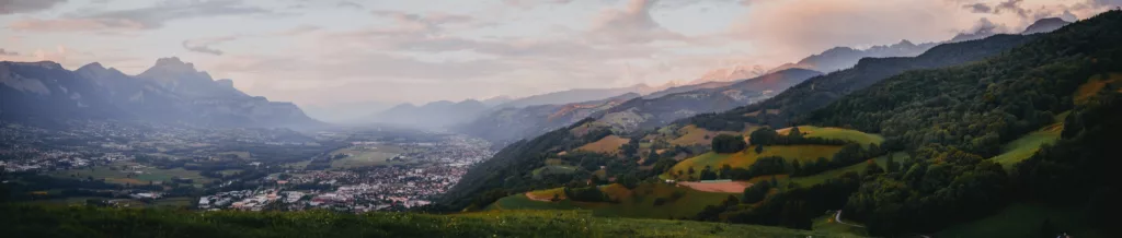 Panorama depuis le chêne de Venon au-dessus de Grenoble, magnifique lieu pour observer le coucher de soleil en Isère.