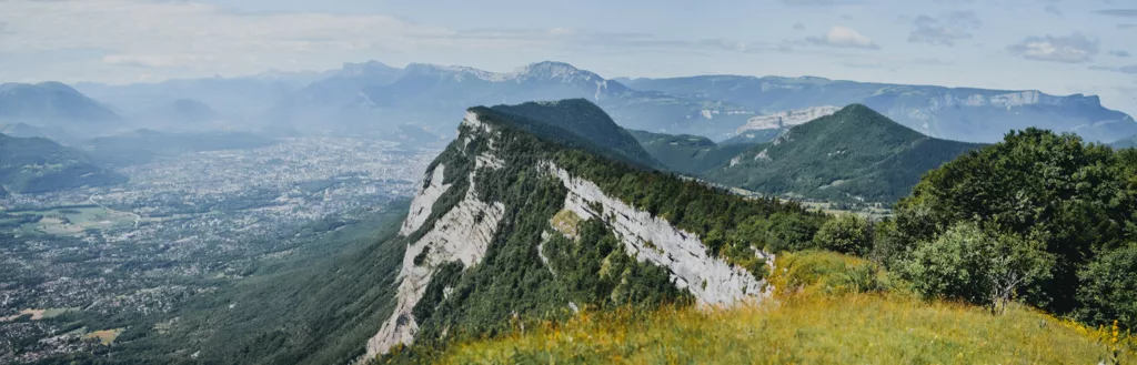 Panorama sur Grenoble et la vallée du Grésivaudan vu depuis la crête du mont Saint-Eynard, randonnée proche de Grenoble, accessible en bus.