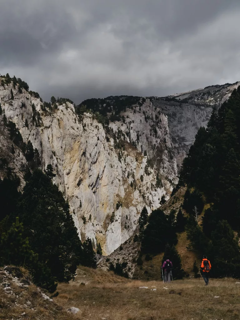 Randonnée vers la cabane de Chaumailloux, des passages entre les falaises